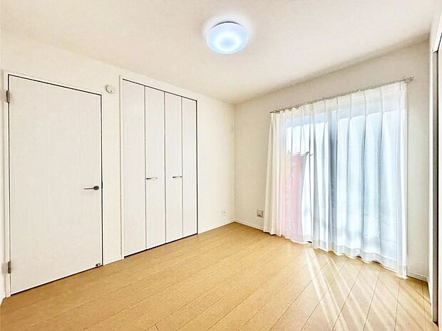 窓からのやさしい光が心地よいプライベートルーム