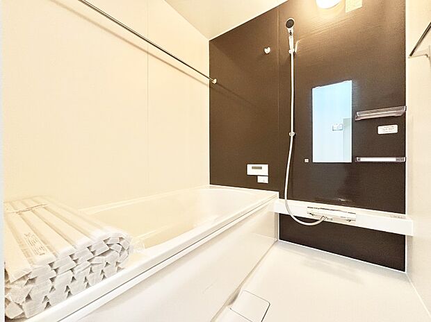 一日の疲れを癒してくれる明るい清潔感のあるバスルーム