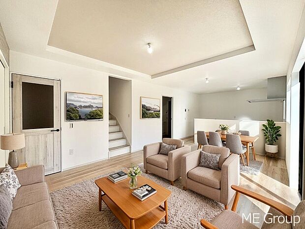 ご家族の賑やかな話し声で包まれる明るいリビング ※家具はCGです