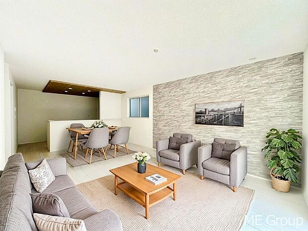 アクセントクロスがお洒落なリビング。家族でのんびりくつろげる広々スペース。 ※家具はCGです