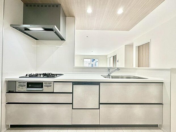 リビングを見渡せる人気のカウンターキッチン。 家族を見守りながら家事をすることができます。