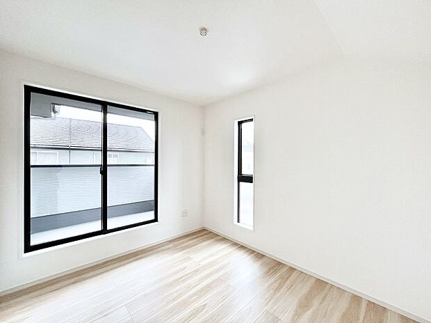 バルコニーが開放感をプラスしてくれる洋室  