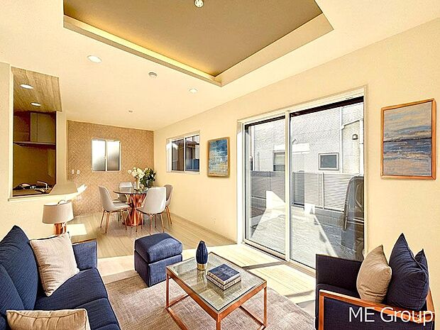 ご家族の賑やかな話し声で包まれる明るいリビング  ※家具はCGです