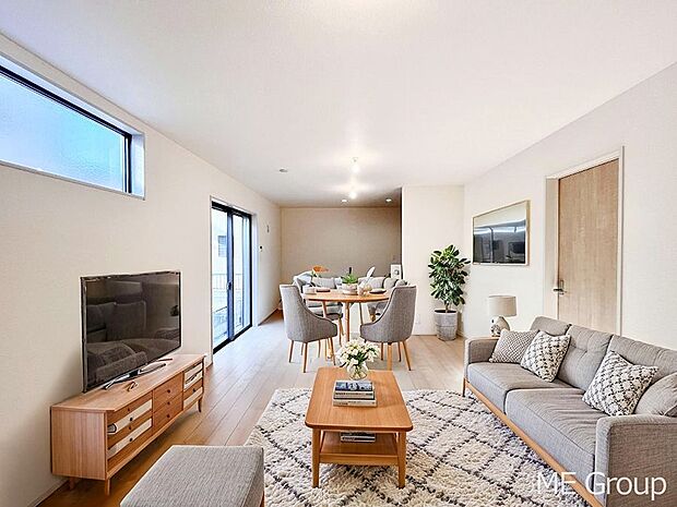 ご家族の賑やかな話し声で包まれる明るいリビング  ※家具はCGです　