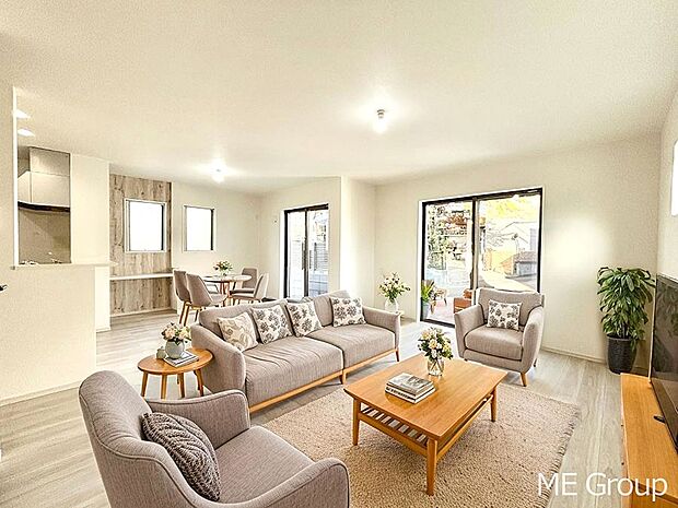 ご家族の賑やかな話し声で包まれる明るいリビング  ※家具はCGです