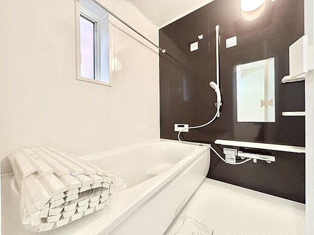 一日の疲れを癒してくれる明るい清潔感のあるバスルーム　