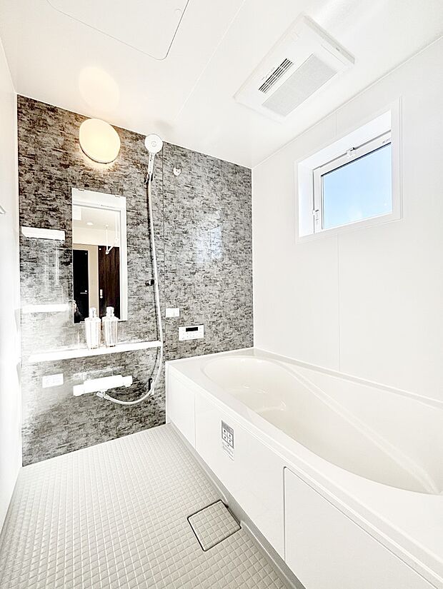 落ち着いた雰囲気でゆっくりお寛ぎいただけるバスルーム