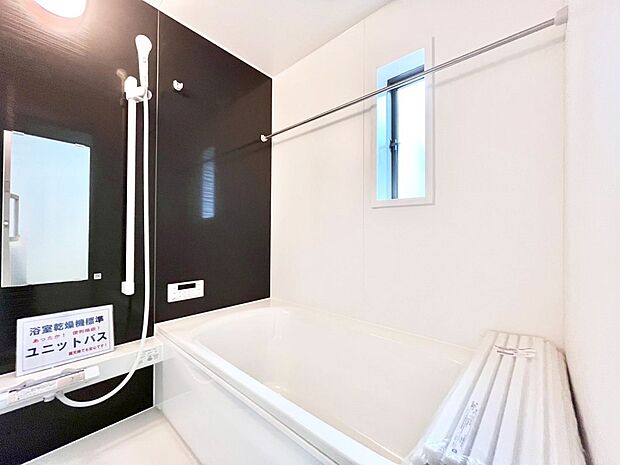 一日の疲れを癒してくれる明るい清潔感のあるバスルーム