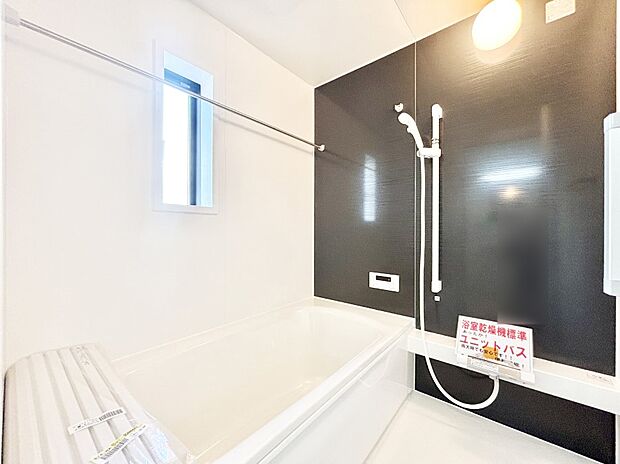 一日の疲れを癒してくれる明るい清潔感のあるバスルーム