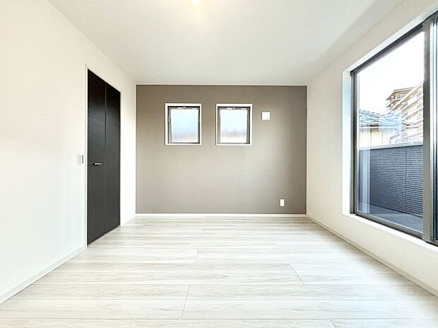 明るいバルコニーサイドに洋室を設置。目覚めの良い寝室に。 