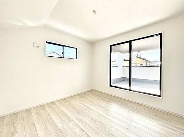 明るいバルコニーサイドに洋室を設置。目覚めの良い寝室に。 