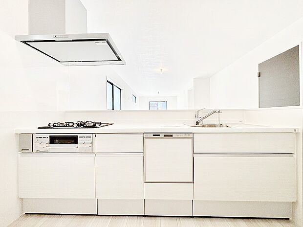 清潔感溢れるホワイトカラーを基調とした明るい対面キッチンで楽しくお料理!