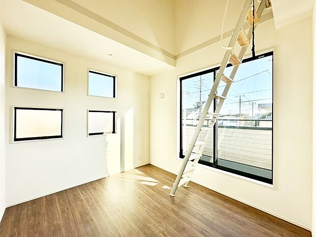 バルコニーが開放感をプラスしてくれる洋室