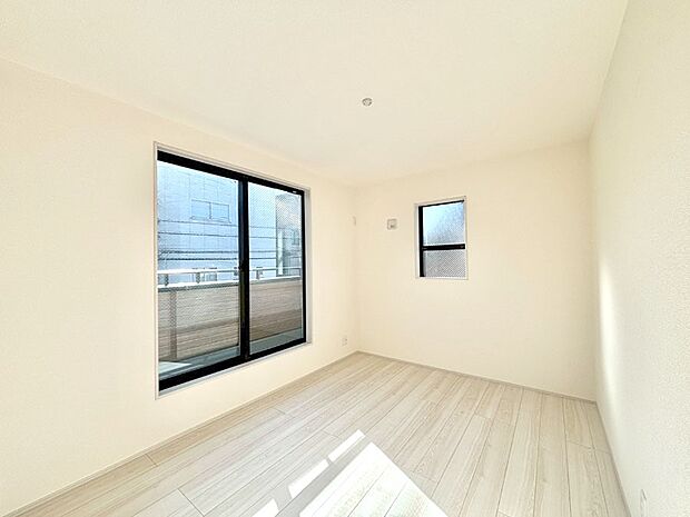 バルコニーが開放感をプラスしてくれる洋室