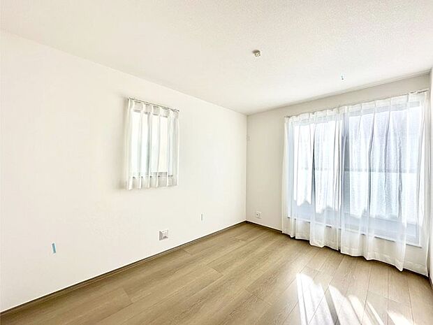 明るいバルコニーサイドに洋室を設置。目覚めの良い寝室に。 