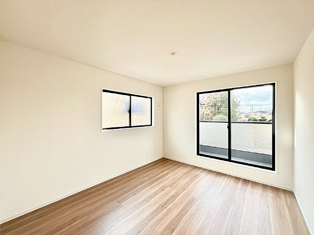 バルコニーが開放感をプラスしてくれる洋室  