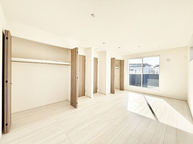 ライフスタイルに合わせて2部屋として利用できる広々とした洋室。