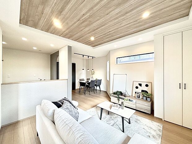 ご家族の賑やかな話し声で包まれる明るいリビング