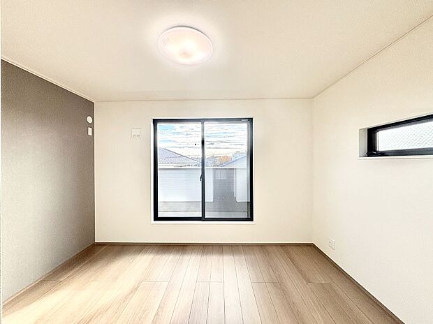 明るいバルコニーサイドに洋室を設置。目覚めの良い寝室に。 