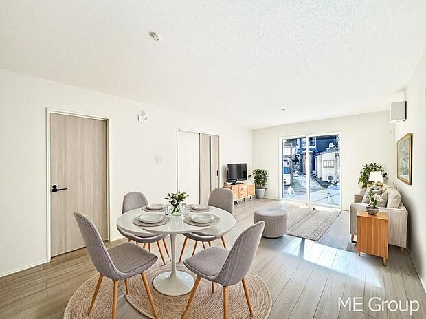 ご家族の賑やかな話し声で包まれる明るいリビング  ※家具はCGです