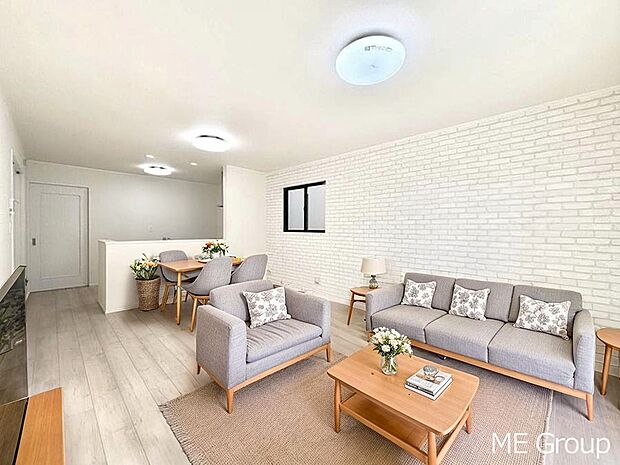 ご家族の賑やかな話し声で包まれる明るいリビング  ※家具はCGです