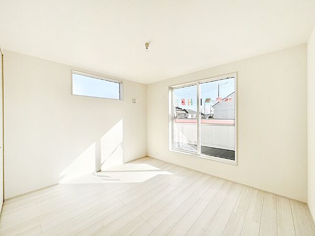 バルコニーが開放感をプラスしてくれる洋室