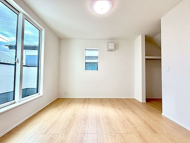 明るいバルコニーサイドに洋室を設置。目覚めの良い寝室に。 