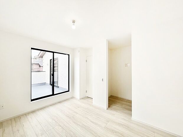 バルコニーが開放感をプラスしてくれる洋室  