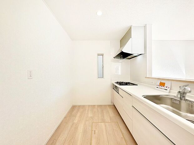 爽やかな風が通り抜けるキッチン。窓があるので明るく換気にも役立ちます。