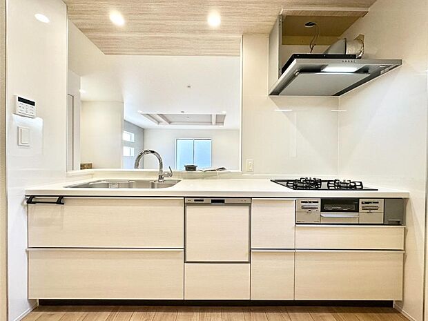 リビングを見渡せる人気のカウンターキッチン。 家族を見守りながら家事をすることができます。