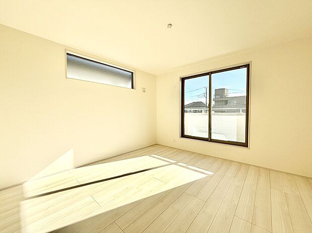 明るいバルコニーサイドに洋室を設置。目覚めの良い寝室に。 