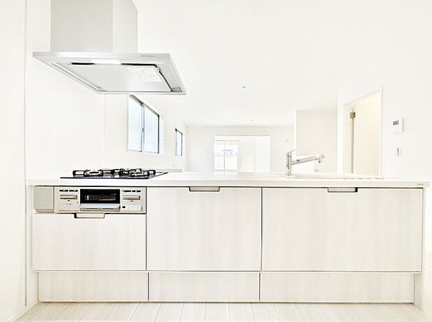 システムキッチンはシンプルでスッキリした飽きの来ないデザインなので永く使えそう！