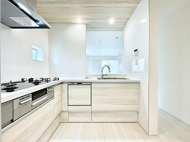 リビングを見渡せる人気のカウンターキッチン。 家族を見守りながら家事をすることができます。