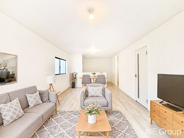 家族の和やかな会話が聞こえてきそう。開放感のあるリビングです。※家具はCGです