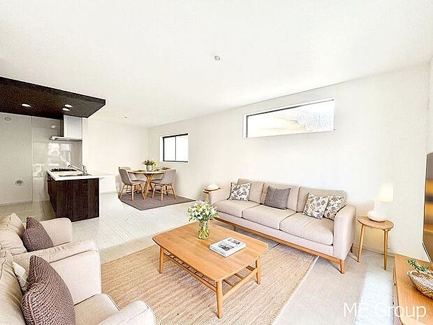 ご家族の賑やかな話し声で包まれる明るいリビング ※家具はCGです