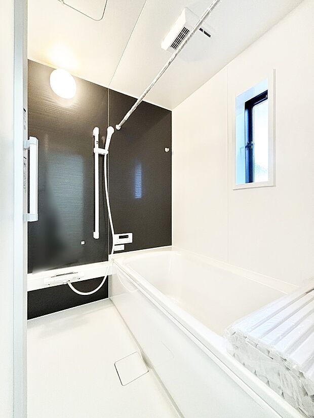 落ち着いた色合いの壁面、ゆっくりゆったり寛げるバスルーム。