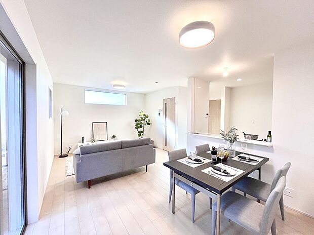 ご家族の賑やかな話し声で包まれる明るいリビング