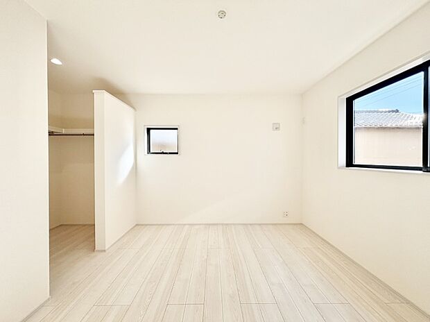 ウォークインクローゼットがあるお部屋！季節ごとの入れ替えも不要で便利です。 