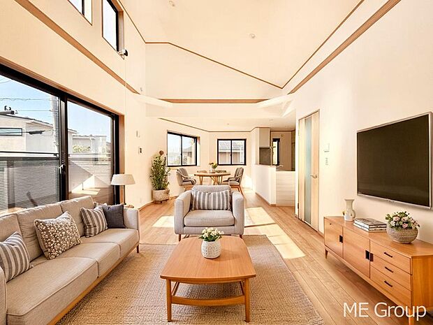 プライバシーも守れる2階リビングは明るく開放感たっぷり　※家具はCGです