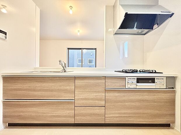 リビングを見渡せる人気のカウンターキッチン。 家族を見守りながら家事をすることができます。