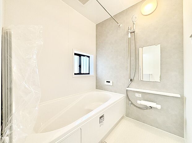 一日の疲れを癒してくれる明るい清潔感のあるバスルーム