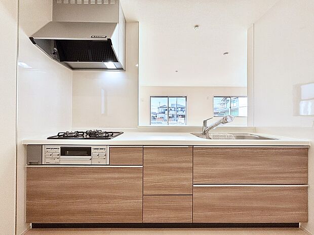 リビングを見渡せる人気のカウンターキッチン。 家族を見守りながら家事をすることができます。