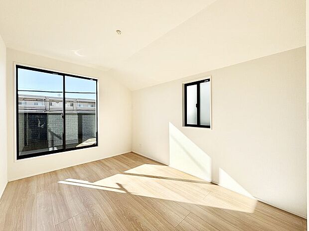 バルコニーが開放感をプラスしてくれる洋室