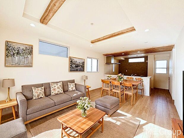 ご家族の賑やかな話し声で包まれる明るいリビング  ※家具はCGです