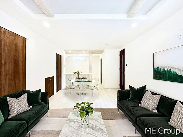 お洒落で開放感のある折り上げ天井を採用したリビング　※家具はCGです