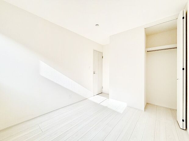 洋室にはクローゼット付き。スッキリとした空間でゆったり寛げます！
