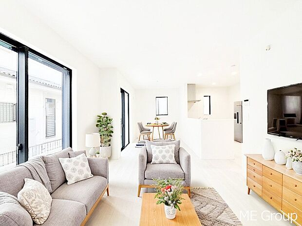 大きな窓からたっぷりの陽光と風を感じられるリビング　※家具はCGです  