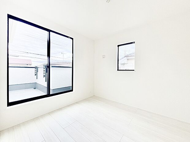 明るいバルコニーサイドに洋室を設置。目覚めの良い寝室に。 