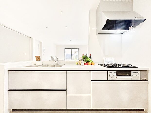 システムキッチンはシンプルでスッキリした飽きの来ないデザインなので永く使えそう！