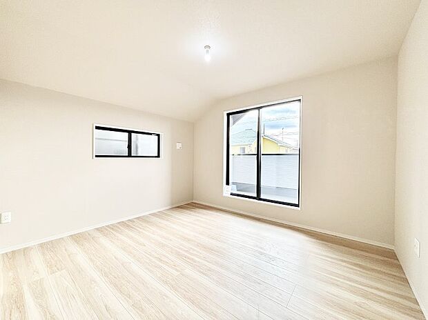 バルコニーが開放感をプラスしてくれる洋室